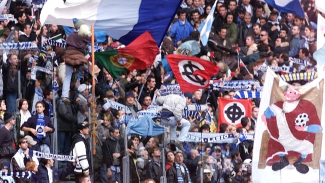 Suporter Lazio dengan bendera Neo-Nazi. (Foto: AFP/Gabriel Buoys)