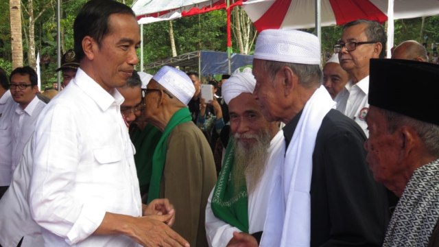 Jokowi Meresmikan Embung di Desa Muruy (Foto: Yudhistira Amran Saleh/kumparan)