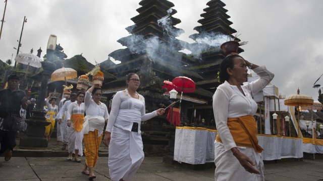 Upacara Purnama Kapat di Pura Besakih, Karangasem, Bali. (Foto: Antara/Nyoman Budhiana)