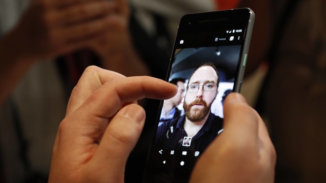 Pixel 2, Ponsel Keluaran Google (Foto: Stephen Lam/Reuters)