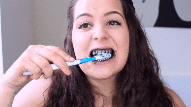 Amankah menyikat gigi dengan pasta gigi arang? (Foto: YouTube/Ellko)