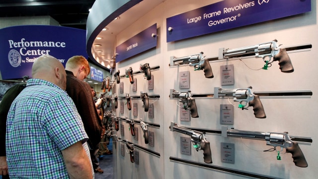 Para pegiat senjata di temu tahunan NRA (Foto: REUTERS/John Sommers II)