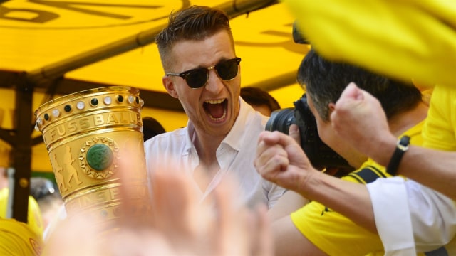 Reus bersama trofi DFB-Pokal (Foto: Sascha Schuermann/AFP)