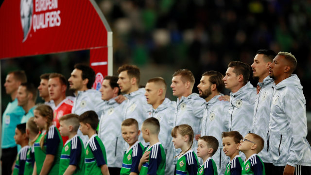Para pemain Jerman menyanyikan lagu kebangsaan. (Foto: Reuters/Jason Cairnduff)