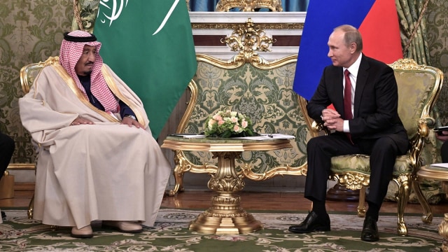 Raja Salman dan Vladimir Putin  (Foto: Sputnik/Alexei Nikolsky/Kremlin via REUTERS)