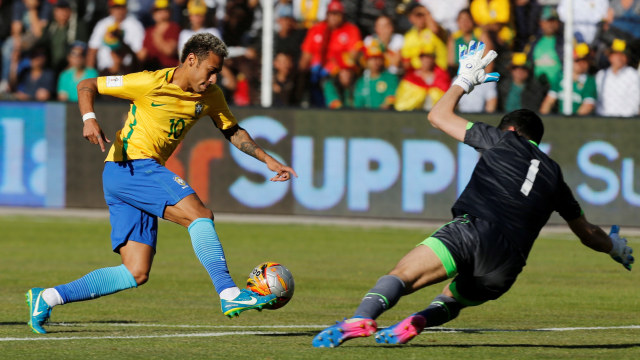 Neymar saat berseragam Brasil (Foto: REUTERS/David Mercado)