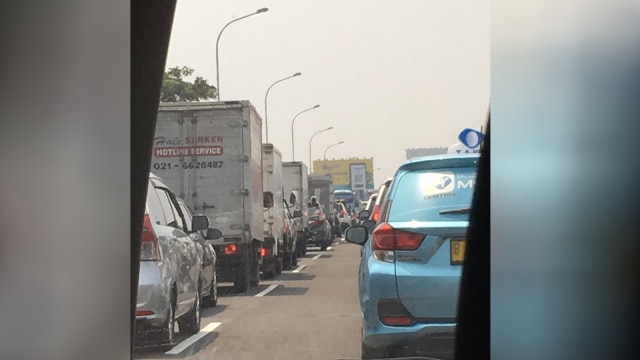 Kemacetan Tol Arah Bandara (Foto: Twitter @mbieaja)