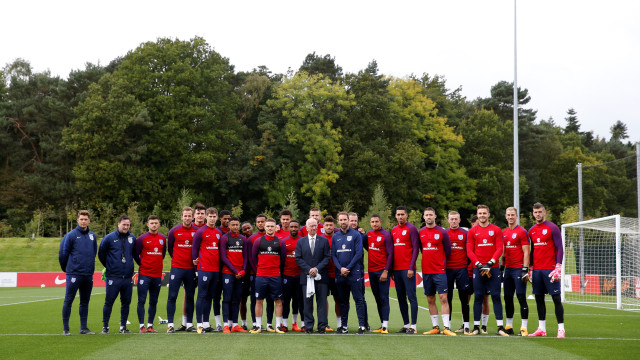 Timnas Inggris dalam sebuah sesi latihan. (Foto: Reuters/Carl Recine)