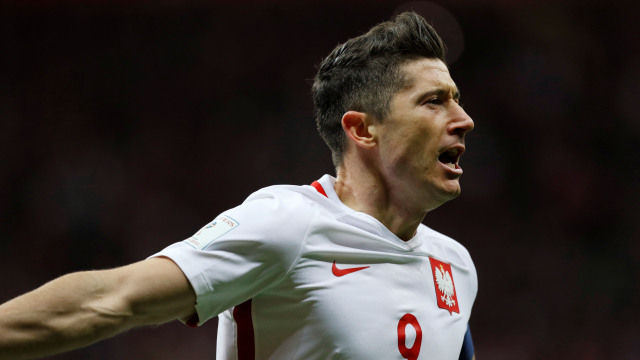 Robert Lewandowski melakukan selebrasi. (Foto: Reuters/Kacper Pempel)