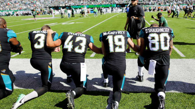 Pemain NFL berlutut saat dengarkan lagu kebangsaan (Foto: REUTERS/Eduardo Munoz)