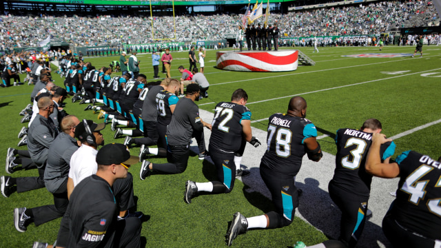 Pemain NFL berlutut saat lagu kebangsaan (Foto: REUTERS/Eduardo Munoz)