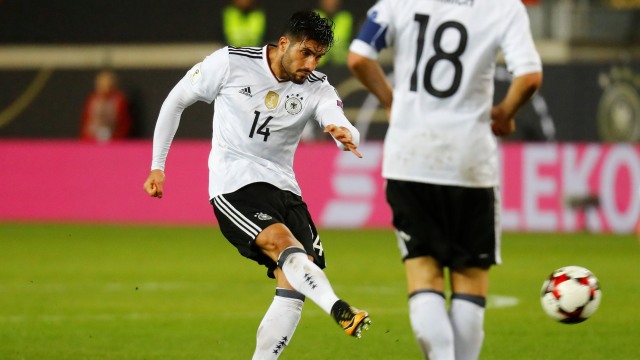 Emre Can mencetak gol kelima Jerman. (Foto: Reuters/Kai Pfaffenbach)