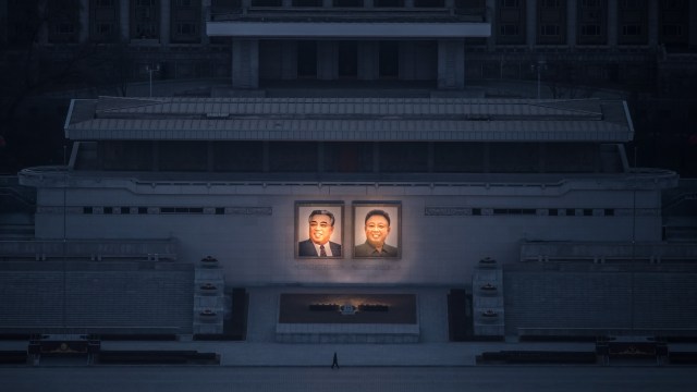 Kondisi malam hari di Juche Tower, Korea Utara (Foto: Ed Jones/AFP)