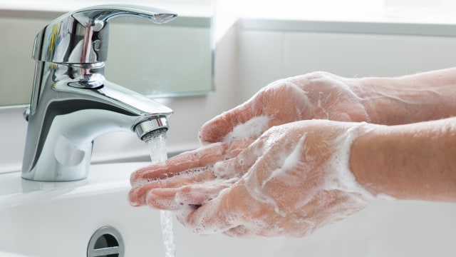 Cuci tangan sebelum menyiapkan kotak bekal (Foto: Thinkstock)