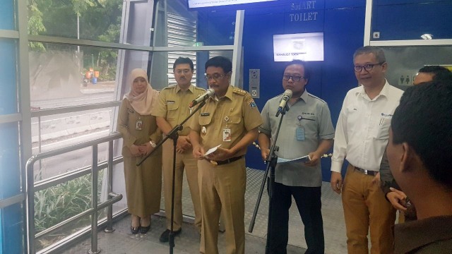 Djarot Saiful Hidayat meresmikan Smart Toilet  (Foto: Yudhistira Amran/kumparan)