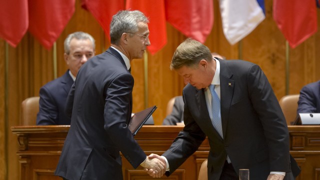 Sekjen NATO dan Presiden Rumania (Foto: AP Photo/Andreea Alexandru)