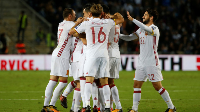 Pemain-pemain Spanyol merayakan gol. (Foto: Reuters/Ronen Zvulun)