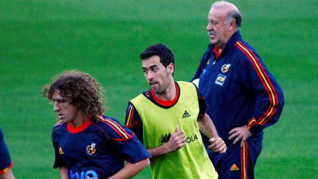 Busquets bersama Puyol dan Del Bosque. (Foto: AFP/Manuel Lorenzo)