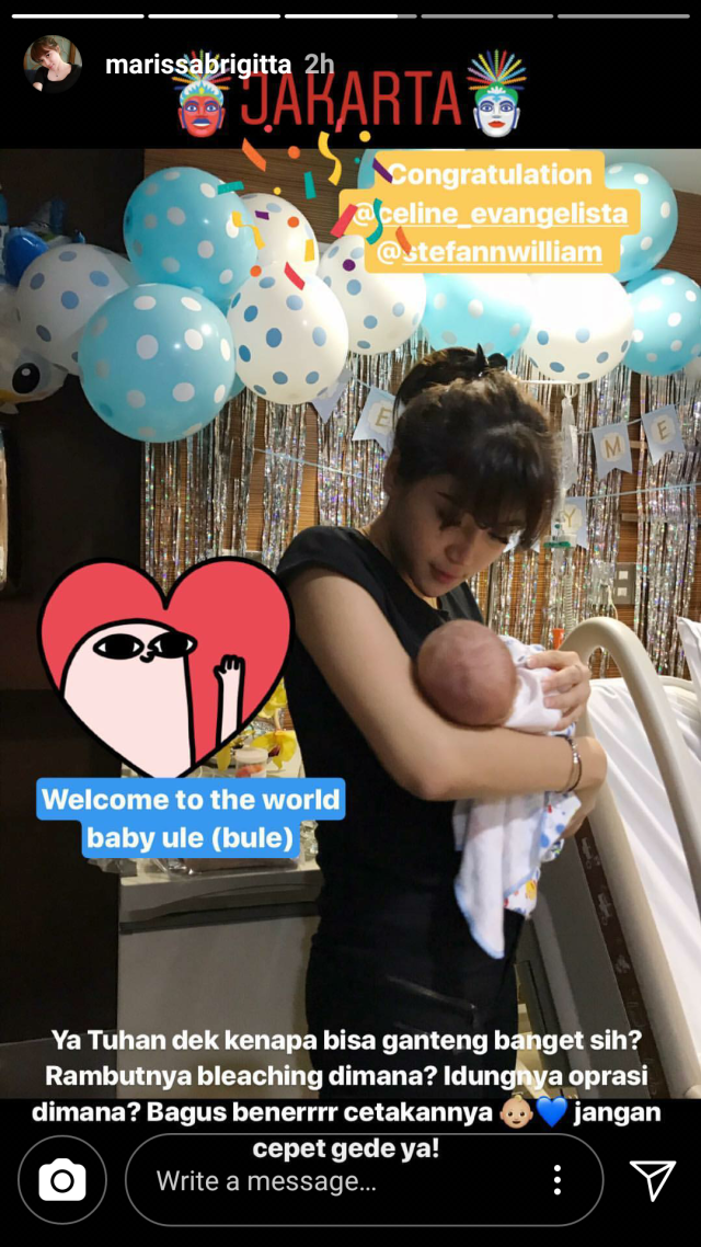 Marissa Brigitta gendong bayi Stefan dan Celine (Foto: Instagram @marissabrigitta)