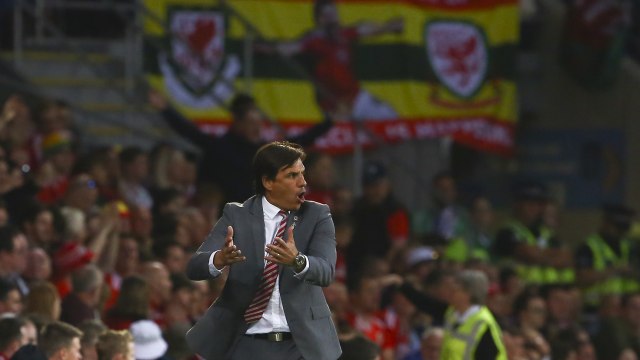 Coleman saat melatih Wales. (Foto: GEOFF CADDICK / AFP)