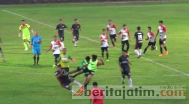 Ricuh PSBK VS Persewangi, 4 Kartu Merah Melayang