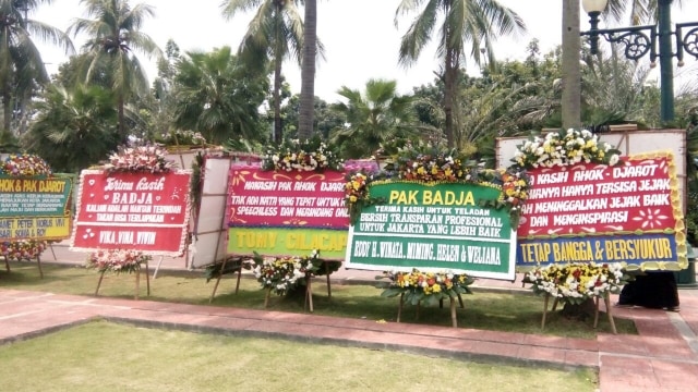 Karangan bunga di Balai Kota. (Foto: Diah Harni/kumparan)