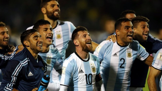 Para pemain Argentina merayakan kelolosan mereka. (Foto: REUTERS/Edgard Garrido)