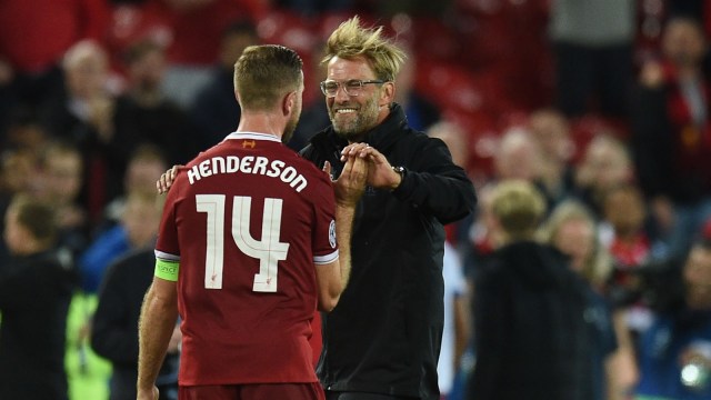 Henderson dan sang manajer, Juergen Klopp. (Foto: Oli Scarff/AFP)