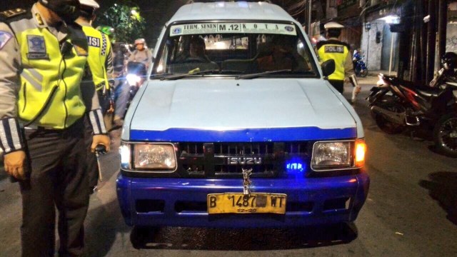 Polisi Menilang Angkot yang Menggunakan Strobo (Foto: Twitter @TMCPoldaMetro)