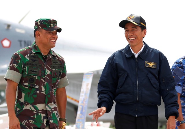 Jokowi dan Gatot Nurmantyo (Foto: Reuters/Beawiharta)