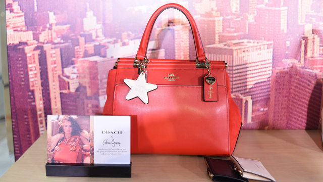 Selena Grace bag in Selena Red (Foto: Coach Indonesia)