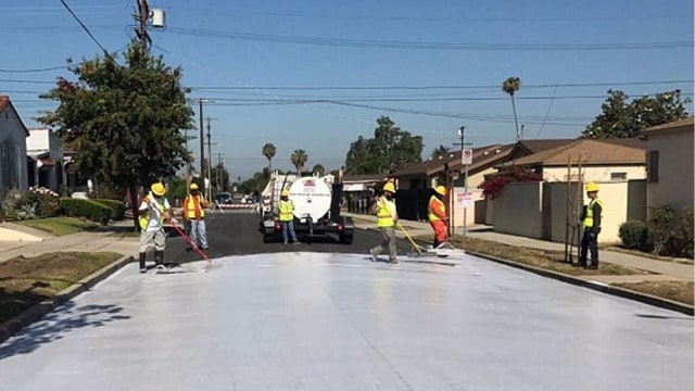 Jalanan di Los Angeles dicat putih. (Foto: Twitter)