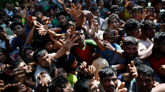 Pengungsi Rohingya meminta bantuan. (Foto: REUTERS/Mohammad Ponir Hossain)