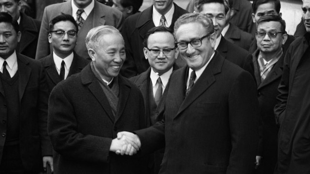 Kissinger dan Le Duc Tho (Foto: AFP)