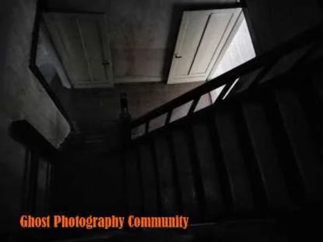 Anak tangga menuju lantai 2 (Foto: Dokumentasi Ghost Photography Community)
