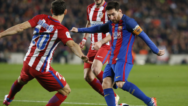 Duel Messi vs Juanfran. (Foto: PAU BARRENA / AFP)
