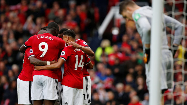 Para pemain United merayakan gol. (Foto: REUTERS/Andrew Yates)