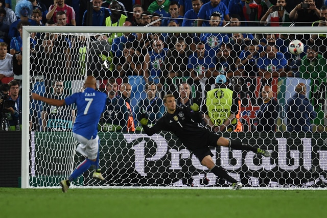 Ketika Zaza gagal penalti (Foto: PATRIK STOLLARZ / AFP)