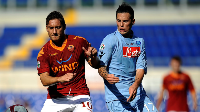 Totti dan Hamsik berduel pada tahun 2009. (Foto: AFP/Filippo Monteforte)