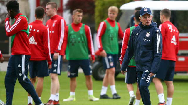 Jupp Heynckes memimpin latihan Bayern. (Foto: Reuters/Michael Dalder)
