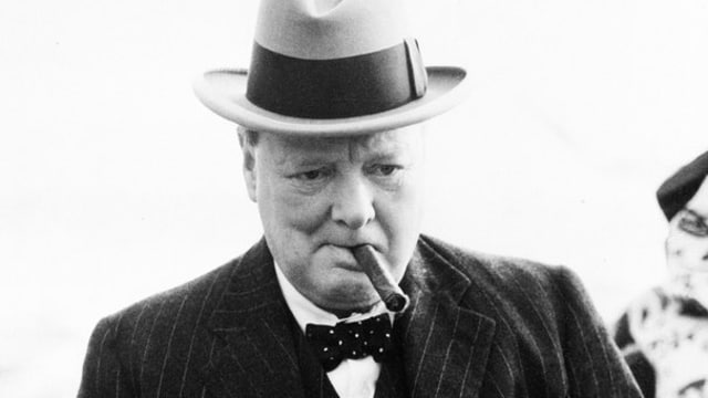 Sir Winston Churchill mengisap cerutu (Foto: AP Photo)