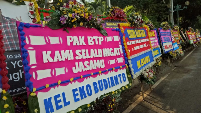 Karangan bunga untuk Ahok-Djarot (Foto: Wiji Nurhayat/kumparan)