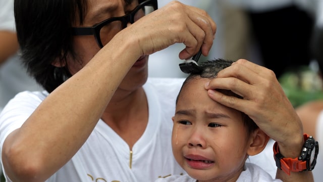 Cukur rambut di Thailand. (Foto: REUTERS/Athit Perawongmetha)