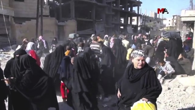 Penduduk Suriah melarikan diri dari wilayah ISIS (Foto: Mezopotamya Agency, via AP)