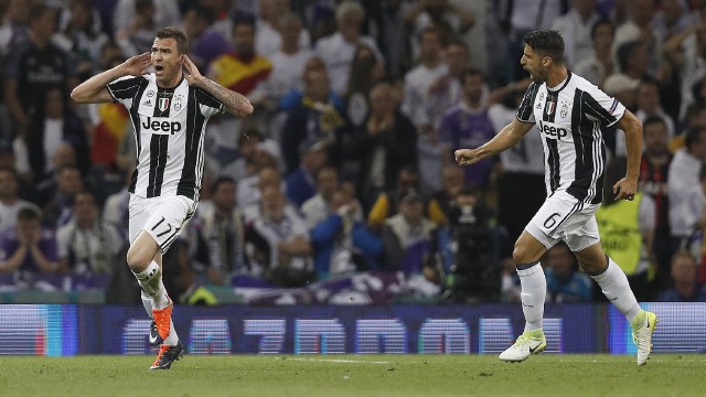 Mandzukic (kiri) dan Khedira merayakan gol. (Foto: ADRIAN DENNIS / AFP)