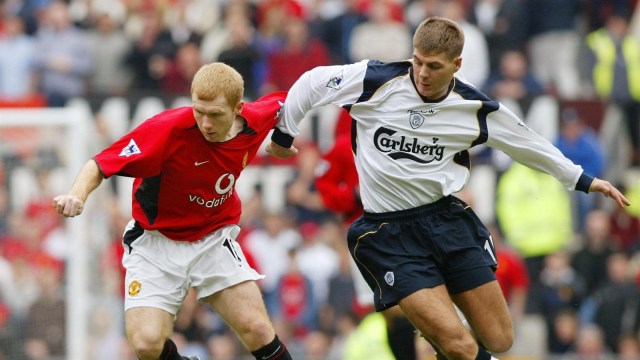 Scholes dan Gerrard di salah satu duel rival ini. (Foto: Adrian Dennis/AFP)