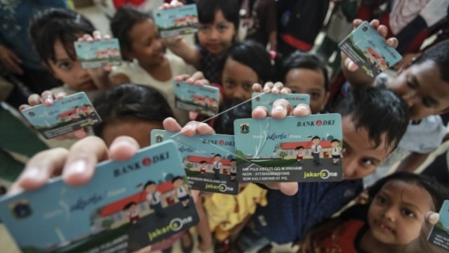 Pembagian Kartu Jakarta Pintar (KJP) (Foto: Antara/Muhammad Adimaja)