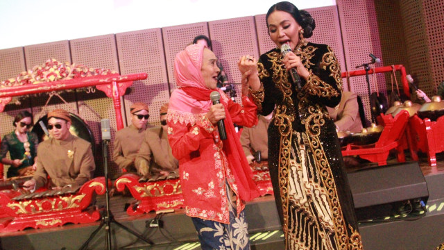 Laila Sari dan Dewi Gita (Foto: Munady Widjaja)