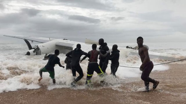 Pesawat kargo jatuh di Pantai Gading (Foto: REUTERS/Ange Aboa)