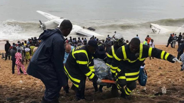 Pesawat jatuh di Pantai Gading.  (Foto:  REUTERS/Ange Aboa)